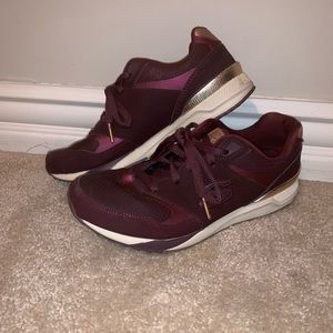 Maroon Skechers tennis shoes